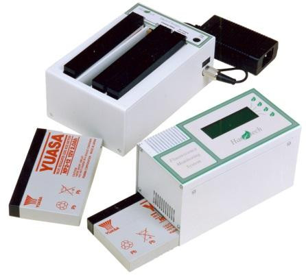 Аккумуляторы в составе контрольного модуля системы Hansatech FMS2+ (справа) и зарядное устройство для аккумуляторов (слева)